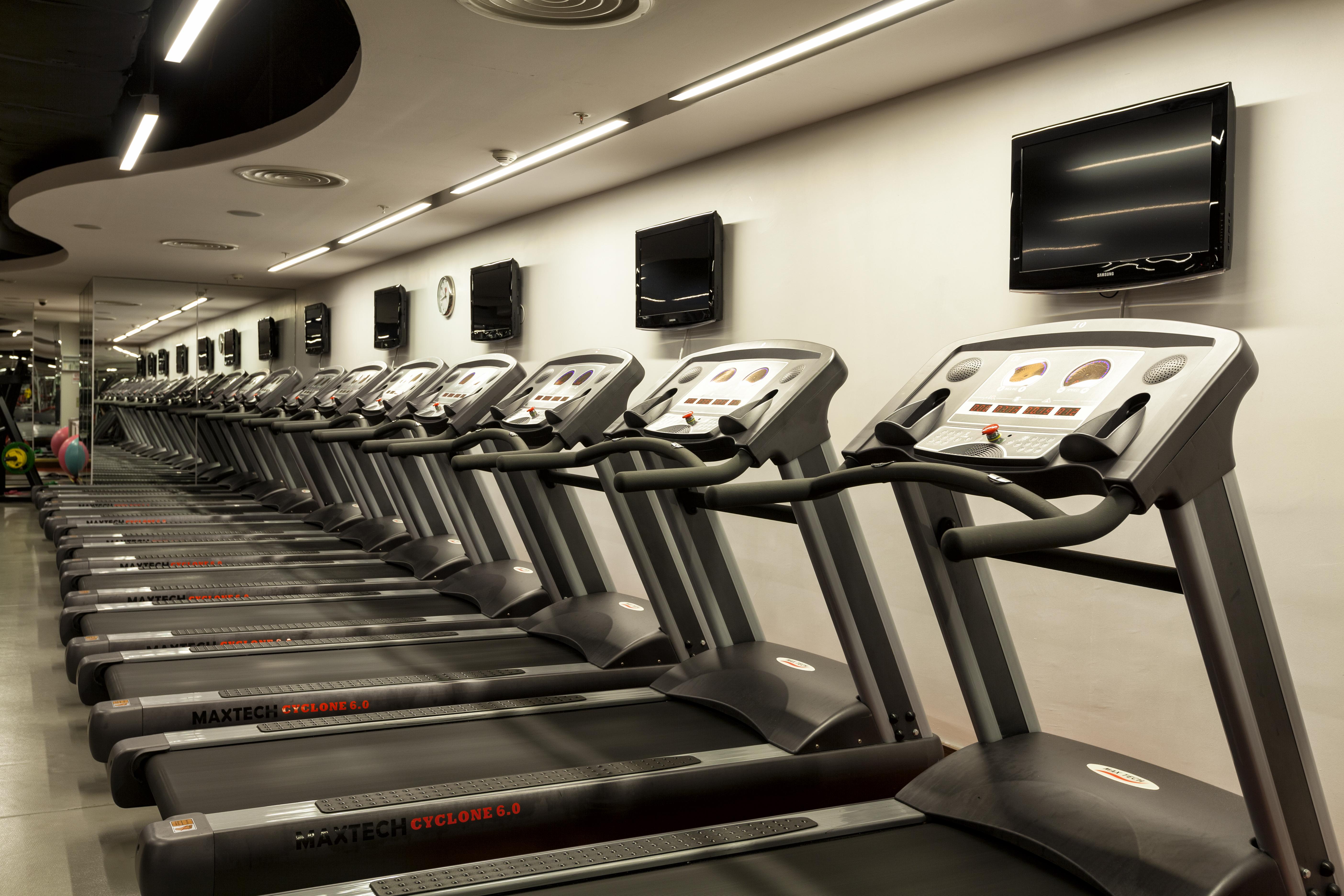 Hotel Ramada Plaza By Wyndham Izmit Kocaeli Zewnętrze zdjęcie A row of treadmills
