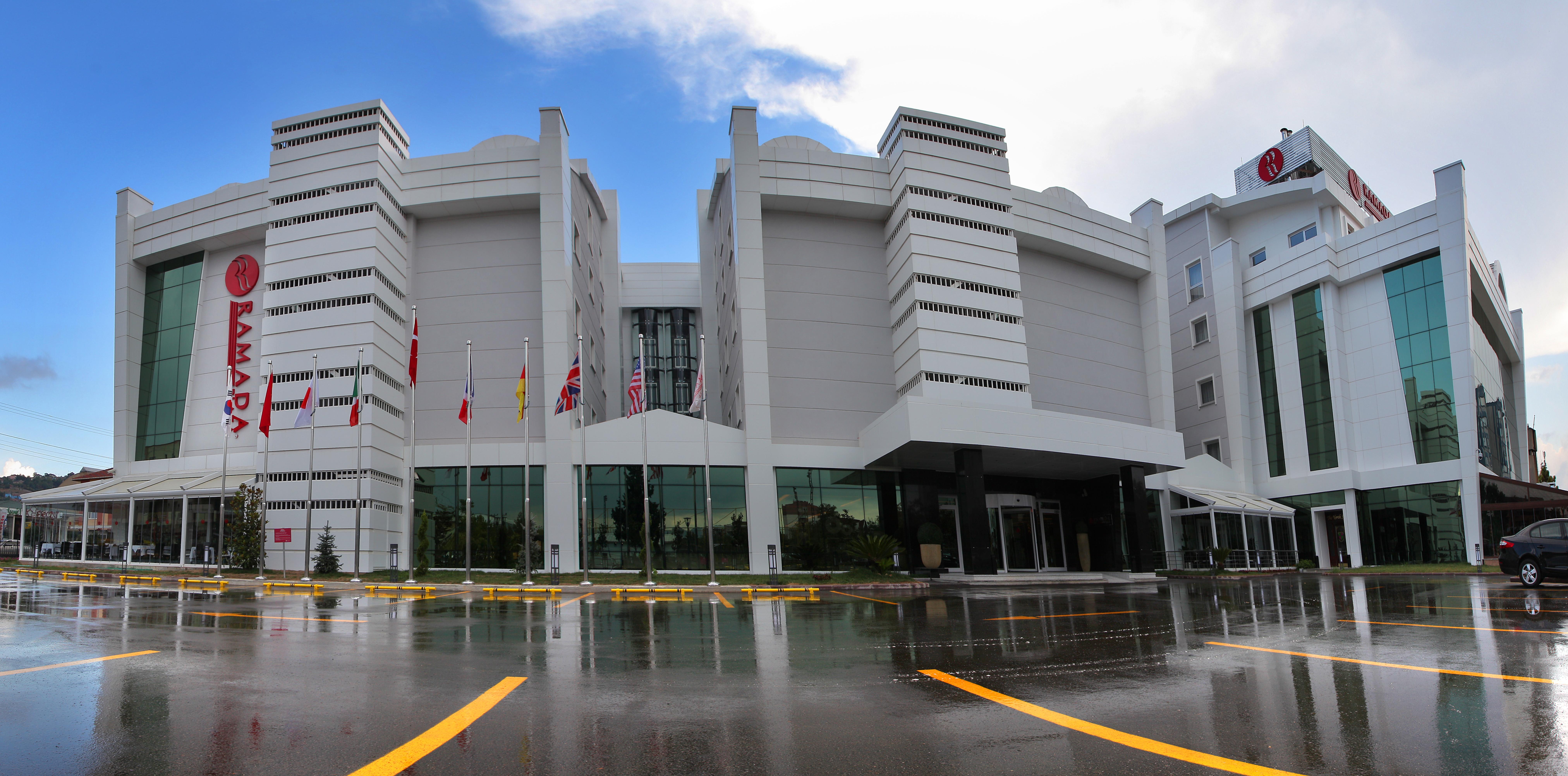 Hotel Ramada Plaza By Wyndham Izmit Kocaeli Zewnętrze zdjęcie The hotel's main entrance
