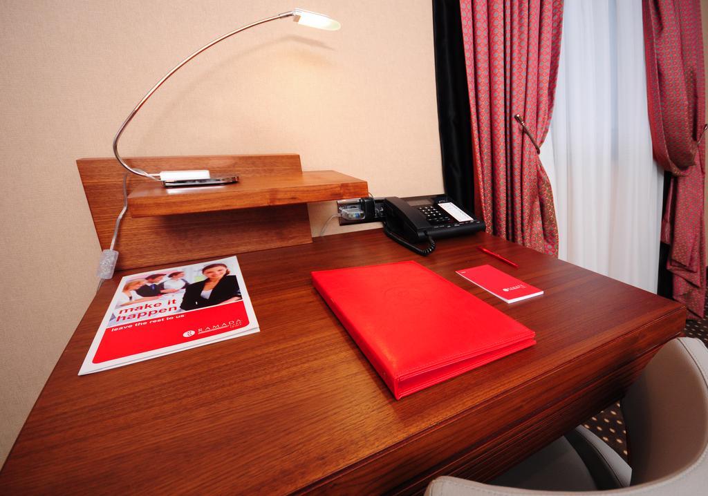 Hotel Ramada Plaza By Wyndham Izmit Kocaeli Zewnętrze zdjęcie A typical hotel room desk