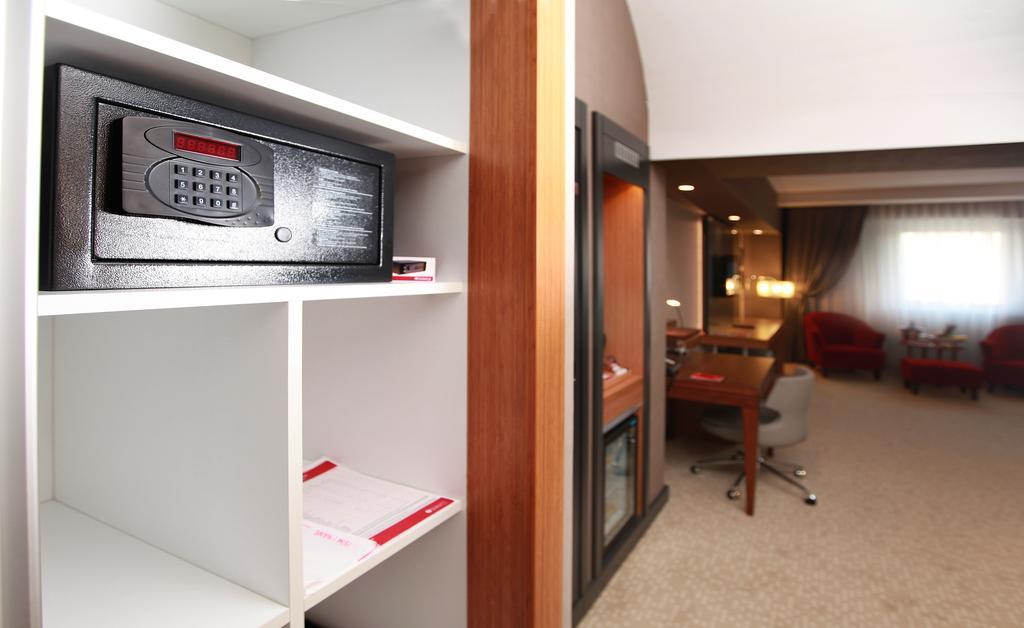 Hotel Ramada Plaza By Wyndham Izmit Kocaeli Zewnętrze zdjęcie A safe in a hotel room